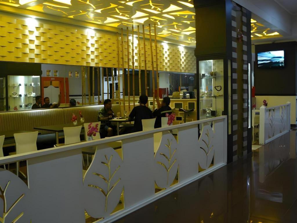 V3 Hotel Surabaya Exteriör bild
