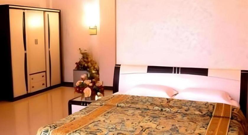 V3 Hotel Surabaya Exteriör bild